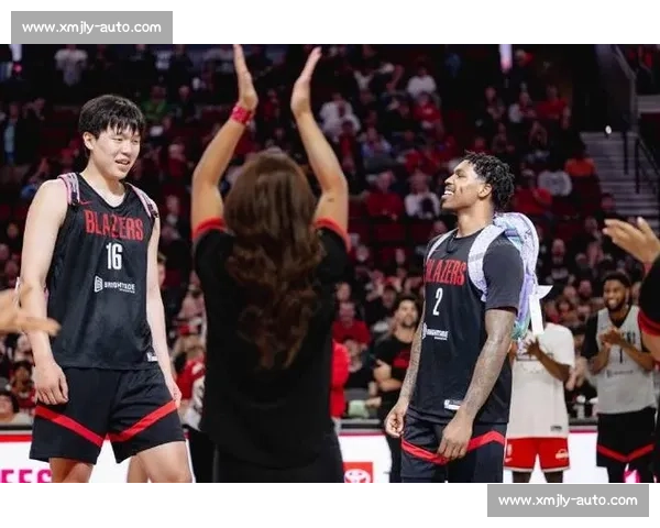 一身白配粉书包！杨瀚森登机赴客场